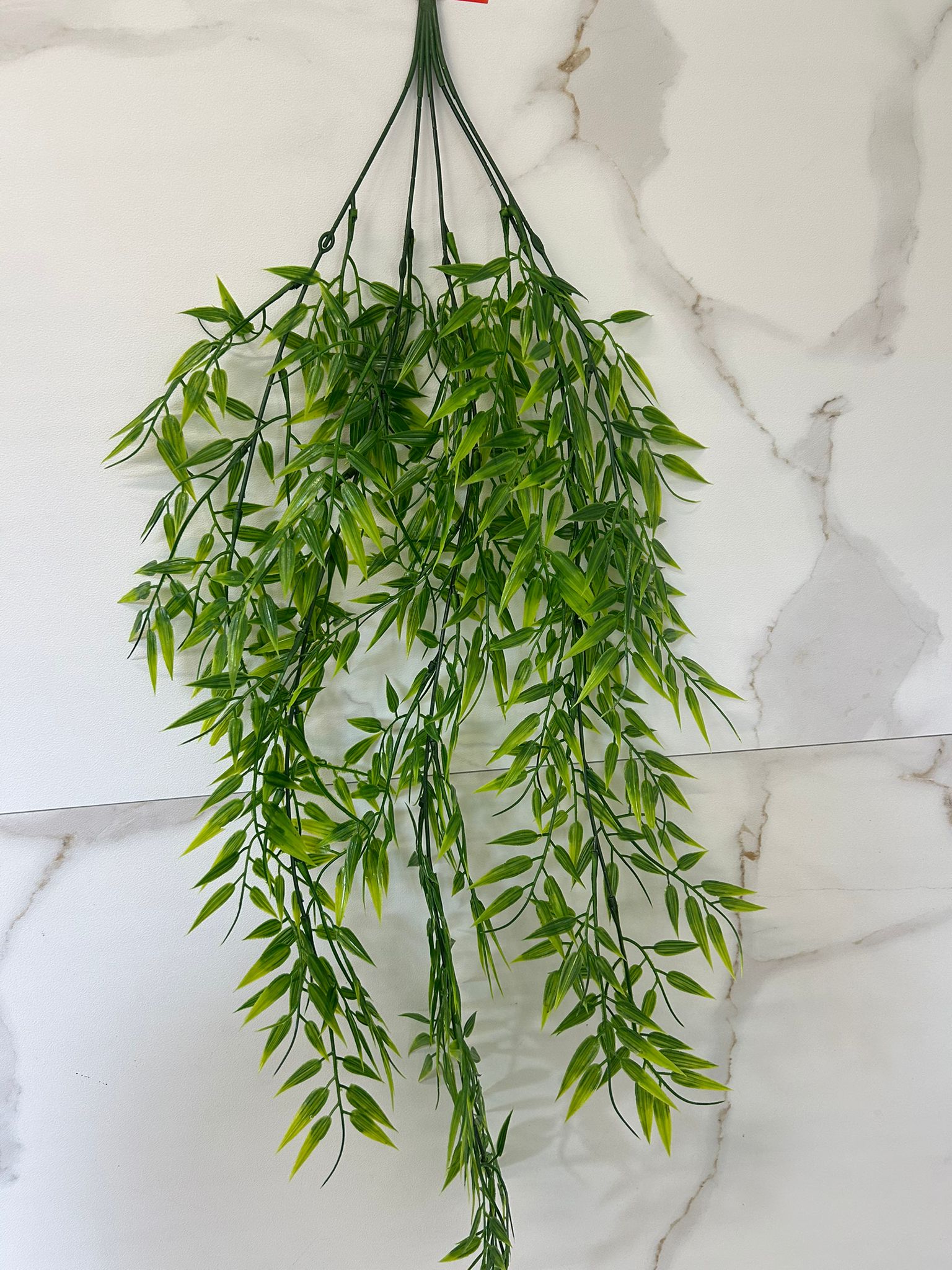 Sztuczny zwis w stylu bambusa o długości 75 cm. Naturalnie układająca się zielona girlanda do ścianek kwiatowych, bram, instalacji eventowych oraz dekoracji wnętrz i witryn.