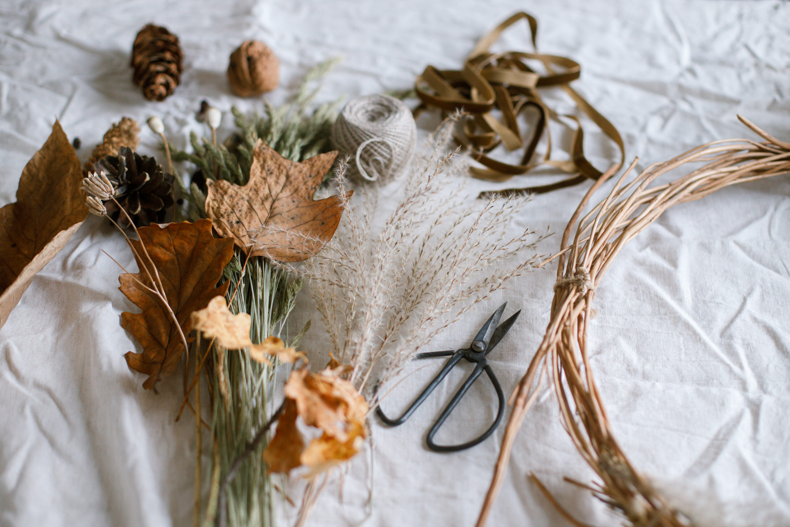 ateriały do wianka na drzwi: baza, zieleń, sztuczne kwiaty i dodatki