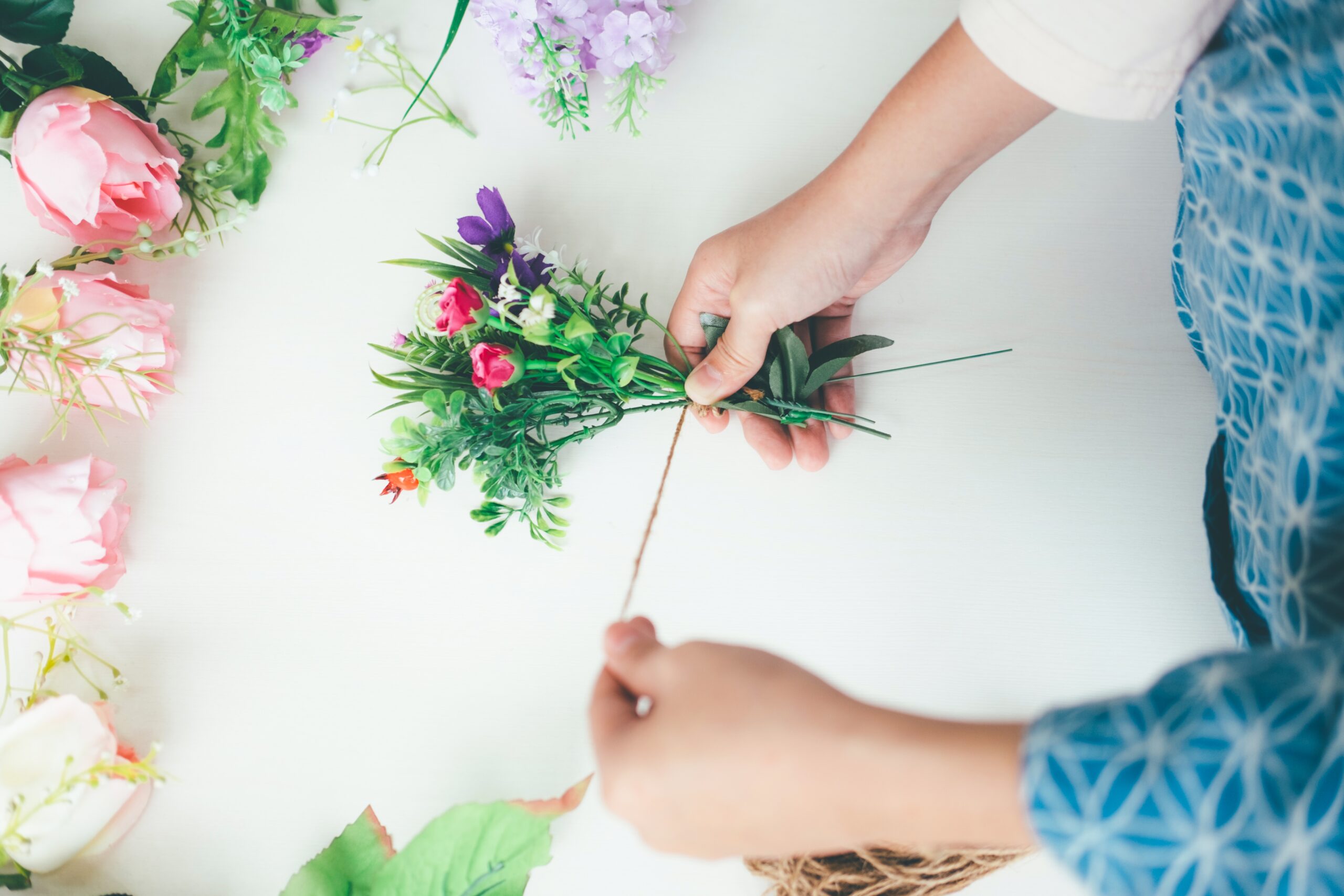 Tworzenie kompozycji z sztucznych kwiatów i dekoracji – Może Kwiatka