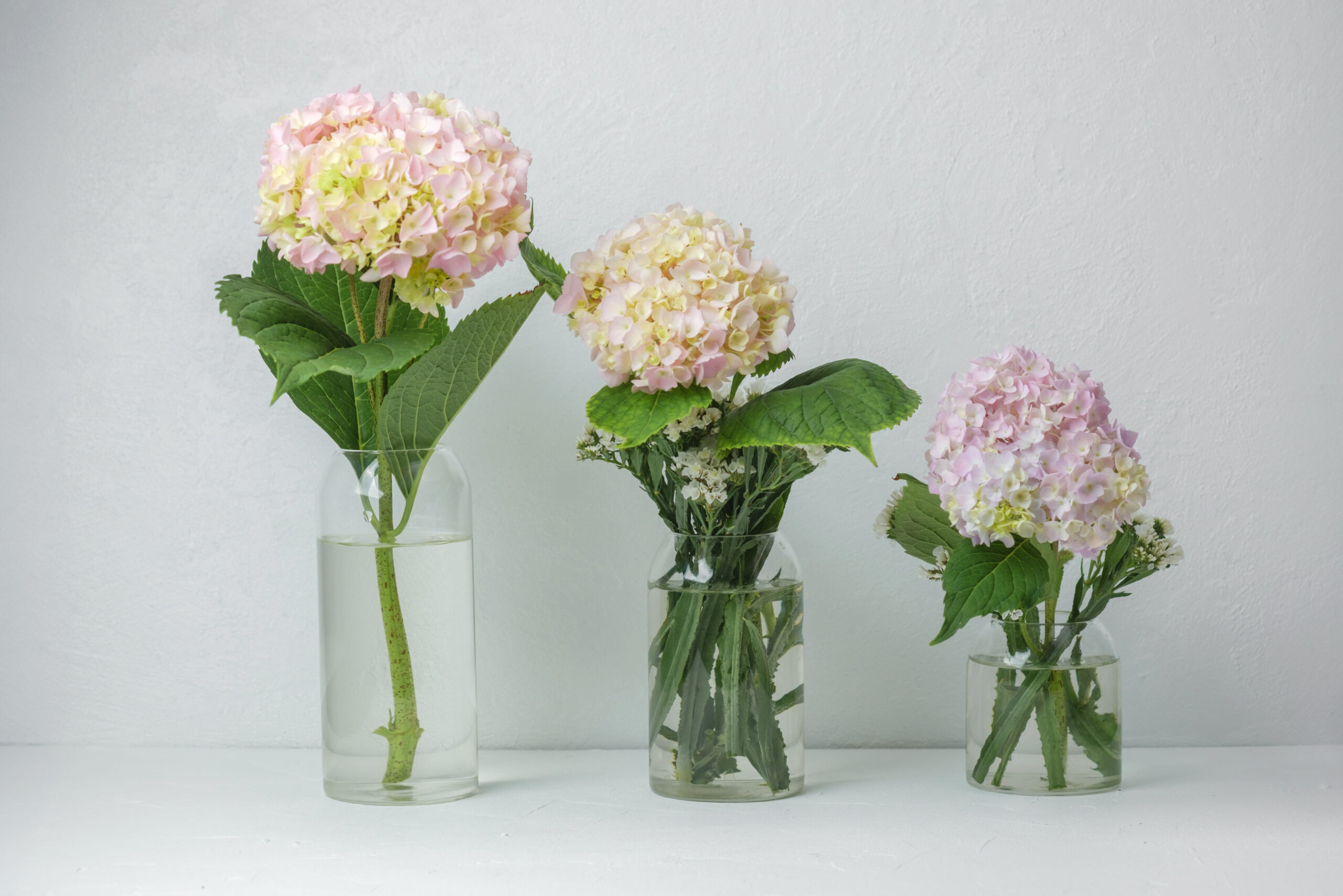 Sztuczne kwiaty w wazonie ułożone naturalnie – gotowa kompozycja premium